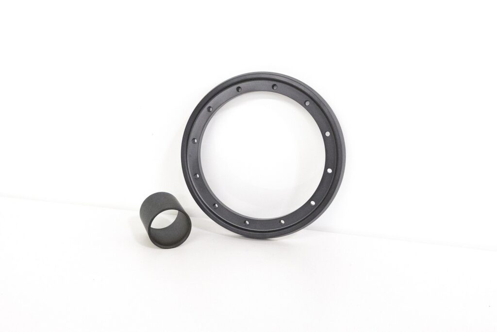 Casquillo y soporte de montaje mecanizados a partir de un tubo de Torlon de grado para rodamientos y resistencia al desgaste